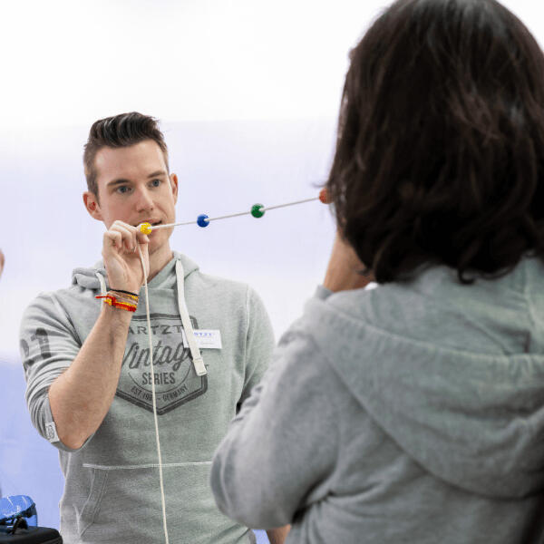 Neuroathletik Neuro Brock Schnur Kevin Grafen testet das binokulare Sehen mit einer Klientin